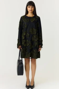 Flouing ls dress